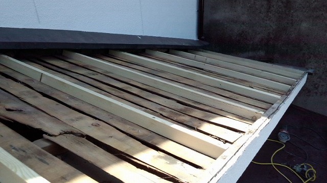 等間隔に桟木を並べた骨組み